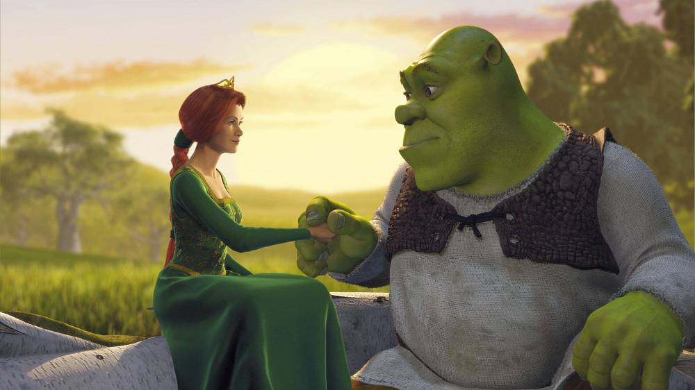 Animovaný, Komedie, Fantasy, Dobrodružný, Rodinný. Shrek, zelený obr s tykadly mimozemšťanů, žije sice docela sám, ale šťastně ve svém domku na samotě u lesa až do chvíle, kdy je doslova přepaden nekonečným zástupem známých i méně známých pohádkových postaviček, které byly vyhoštěny z království nevzhledného a zakyslého Lorda Farquaada. Ve snaze zjednat pořádek a hlavně vrátit klid do svého příbytku Shrek Farquaadovi slíbí, že vysvobodí ze zajetí obávaného draka krásnou princeznu Fionu a přivede mu ji, aby se stala jeho ženou. S pomocí mazaného oslíka, ochotného pro Shreka udělat cokoli, jen ne zmlknout aspoň na okamžik, obr svůj slib splní, jenže pak se to nějak podivně zamotá, zaplete a zkomplikuje, takže je všechno nakonec úplně a docela jinak...
