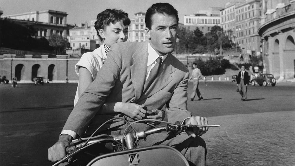 Romantický, Komedie, Drama. Romantická komedie s A. Hepburn a G. Peckem v hlavních rolích. Prázdniny v Římě byly nominovány na 10 Oscarů a Audrey Hepburn získala Oscara za svou roli novodobé princezny, která se vzpřela svým panovnickým povinnostem a díky americkému novináři (G. Peck) poznala Řím jako obyčejná mladá dívka.