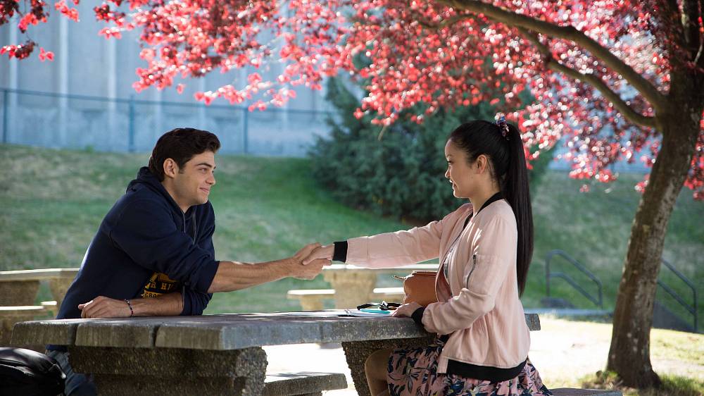 Komedie, Romantický. Lara Jean má zálibu v psaní milostných dopisů klukům, kteří se jí líbí. Jen je nikdy neodešle. Zavře je doma do krabice a tam čekají bezpečně schované. Jenže jednoho dne dopisy zmizí a Lara Jean velmi brzy pochopí, že dopisy našly své adresáty. Možná by to nebyla taková katastrofa, kdyby jedním z adresátů nebyl její nejlepší kamarád a ex přítel její starší sestry.
