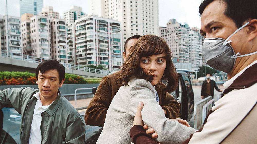 Drama, Thriller, Vědeckofantastický. Film „Nákaza“ sleduje rychlé šíření smrtícího vzduchem přenosného viru, který nemocné zabíjí během několika dnů. S rychlým šířením epidemie se lékaři po celém světe snaží najít lék a minimalizovat paniku, která se šíří ještě rychleji, než samotný virus. V americkém Centru pro kontrolu a prevenci nemocí dochází k mobilizaci všech výzkumných pracovníků, kteří se snaží rozluštit kód unikátního patogenu, který neustále dále mutuje. Jak postupně narůstá počet mrtvých a lidé se v kolabující společnosti snaží ochránit sebe samotné a své nejbližší, jeden aktivista a blogger začne tvrdit, že veřejnost nedostává pravdivé informace o skutečném dění, čímž vyvolá epidemii paranoie a strachu stejně nakažlivou jako původní virus. Obyčejní lidé se zároveň snaží přežít ve společnosti, která se prakticky zhroutila.
