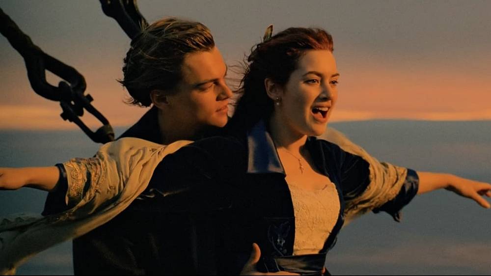 Drama, Romantický. Byl obrovský a luxusní. Lidé o něm ve své pýše říkali, že je nepotopitelný. Když vyplouval Titanic na svou první plavbu, byli na jeho palubě také chudý Jack a bohatá Rose. On vyhrál lístek v pokeru, ona měla pronajato jedno z nejluxusnějších apartmá. Prožili spolu nejkrásnější chvíle života a slíbili si, že už se nikdy nerozejdou - až do oné osudné noci, kdy pýcha lidstva narazila v Severním moři do ledovce, který Titanic neúprosně poslal ke dnu. Krásná romance se změnila ve zběsilý a tragický boj o záchranu. Kolik jim zbývá? Hodina, možná dvě...