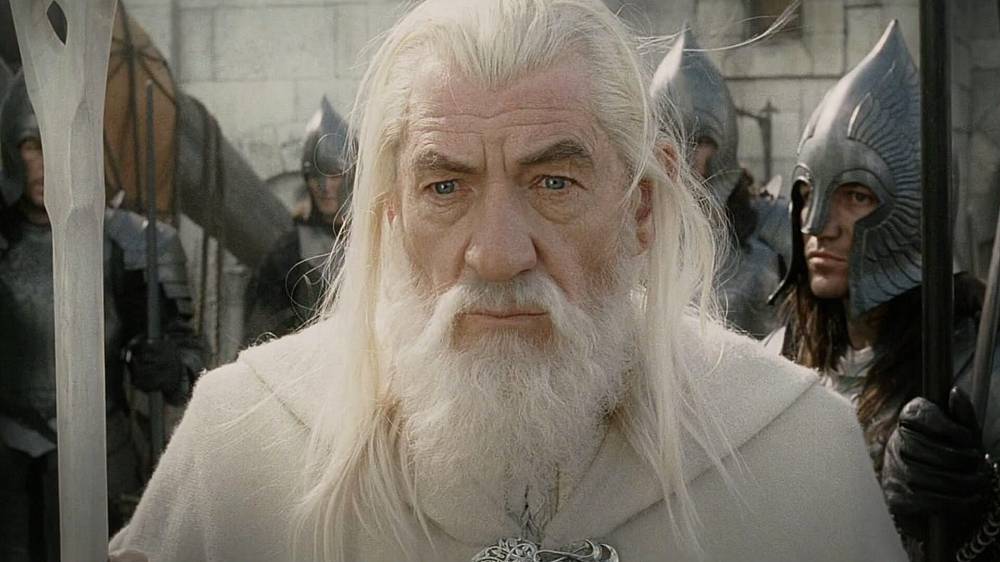 Dobrodružný, Fantasy, Akční.Nadchází čas rozhodující bitvy o přežití Středozemě. Putování jednotlivých členů Společenstva prstenu se dostává do poslední a rozhodující fáze. Čaroděj Gandalf, elf Legolas a trpaslík Gimli spěchají s dědicem trůnu Aragornem na pomoc zemi Gondor, která odolává ohromnému Sauronovu vojsku. Hobiti Frodo a Sam se v doprovodu Gluma snaží dostat hluboko do země Mordor, kde musí v ohních Hory osudu zničit magický Prsten moci. Jedině tak bude síla mocného pána temnot Saurona zlomena. Podaří se jim naplnit poslání Společenstva a zachránit Středozem? A za jakou cenu?
