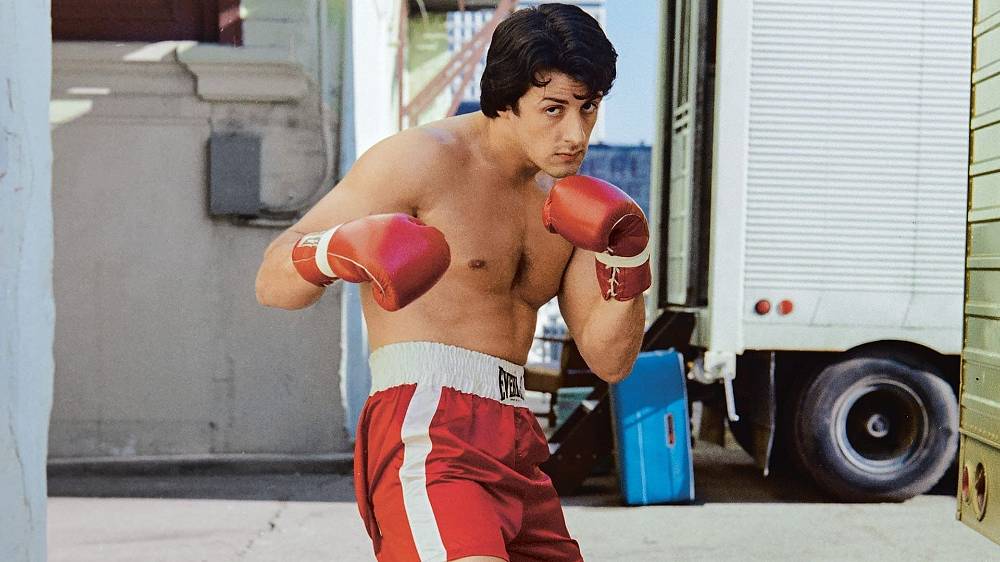 Drama. Slavné boxerské drama outsidera, který dostal šanci a zvítězil sám nad sebou. Titulní hrdina, neúspěšný třicetiletý boxer Rocky Balboa, pracuje jako výběrčí dluhů pro místního lichváře, boxuje v pokoutních zápasech a neúspěšně se dvoří Adrian, plaché prodavačce v obchodě s drobným zvířectvem. V době, kdy bývalý trenér vyhodí Rockyho z tělocvičny, protože se mu zdá, že jako boxer promrhal svůj talent a je vyřízená existence, chystá se ve Filadelfii boj o titul mistra světa v těžké váze. Protože se však vyzyvatel zranil a nemůže k zápasu nastoupit, vyhlásí obhájce titulu Apollo Creed, že bude boxovat s kterýmkoli místním boxerem, protože chce dokázat, že Amerika je zemí, v níž má každý šanci uspět. Vybere si Rockyho, protože se mu líbí jeho přezdívka Italský hřebec, slibující dobrou publicitu. Zatímco se Rocky nesměle sbližuje s Adrian, rozjíždí se velkolepá reklamní kampaň. Rockyho zpovídají reportéři, všichni se ovšem vysmívají jeho bezelstnosti a nikdo mu nedává sebemenší šanci...