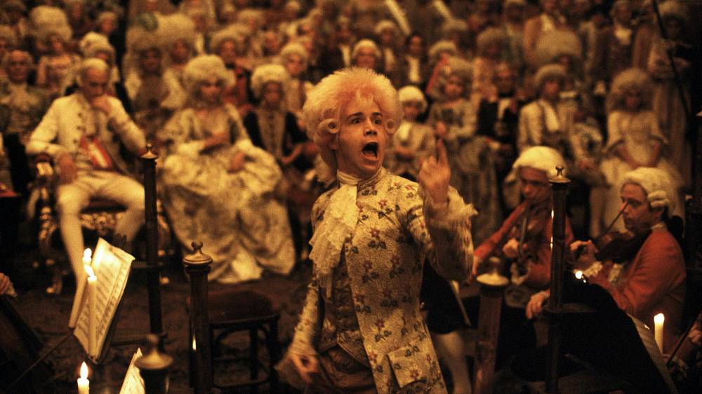 Historický, Hudební, Drama. Píše se rok 1781 a Antonio Salieri působí jako dvorní skladatel císaře Josefa II. Když ke dvoru přijede Mozart, Salieri si s hrůzou uvědomí, že božské hudební nadání, které si přál mít on sám, dostal do vínku tento obscénní a rozpustilý vtipálek. Salieri dohnán žárlivostí k zuřivosti organizuje intriky s cílem zničit Mozarta, k čemuž je ochoten použít všechny dostupné prostředky. Možná i vraždu. Podařilo se Salierimu umlčet jednoho z největších géniů světové hudby?