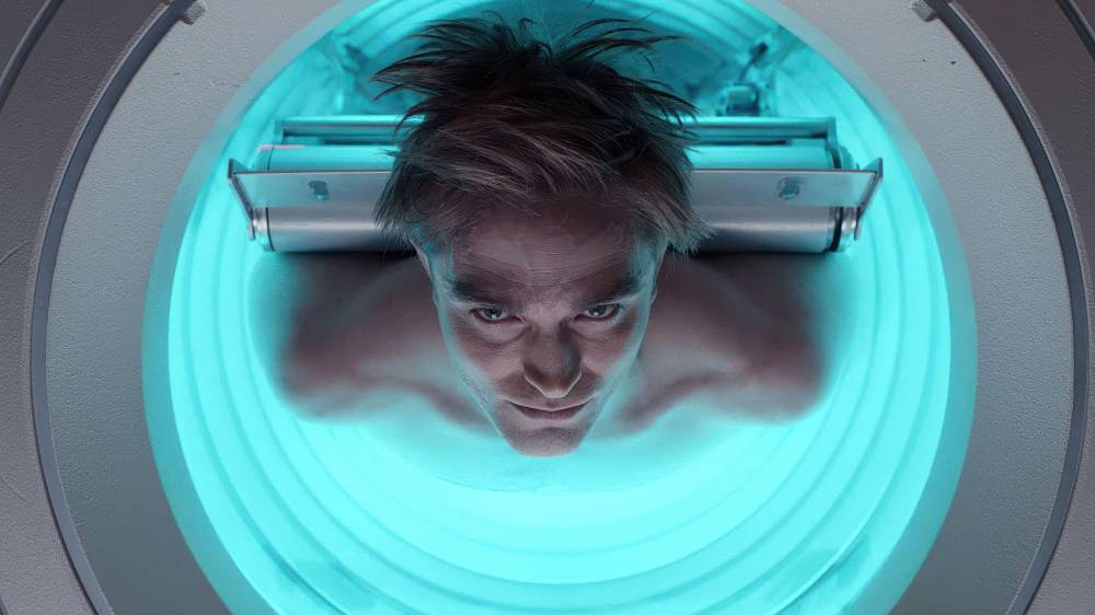 Mickey 17 je satirická sci-fi, která od prvního promítání sbírá nadšené ohlasy. Na populárním serveru Rotten Tomatoes si snímek udržuje vysoké hodnocení 85 % pozitivních recenzí. Kritici oceňují zejména jeho chytrý humor a brilantní herecký výkon hlavní hvězdy filmu.