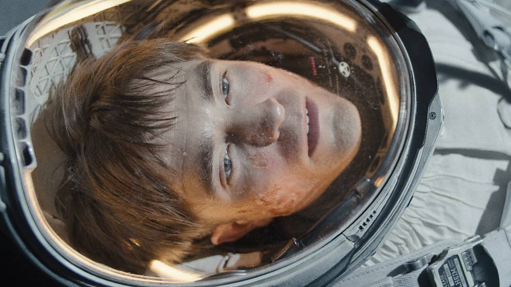 Po návratu do rodné Koreje se nyní Pon Džun-ho opět snaží prosadit v americké kinematografii. Jeho nejnovější film však čelil několika komplikacím – premiéra byla několikrát odložena. Přesto se zdá, že čekání stálo za to.