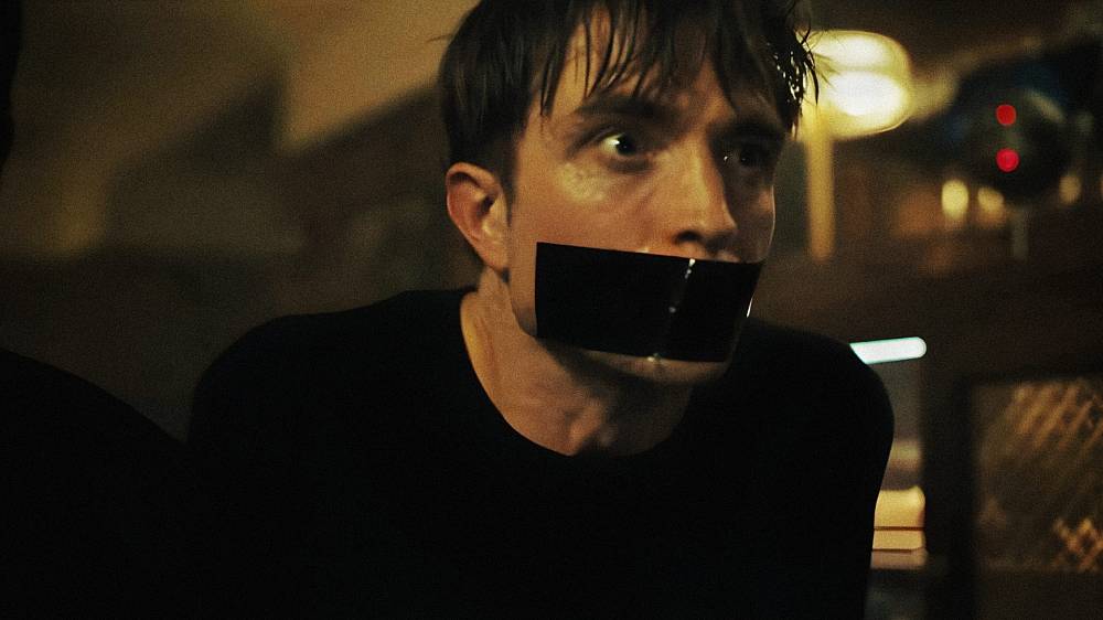 Hlavního hrdinu ztvárnil Robert Pattinson, který podle kritiků podává jeden ze svých nejlepších výkonů.