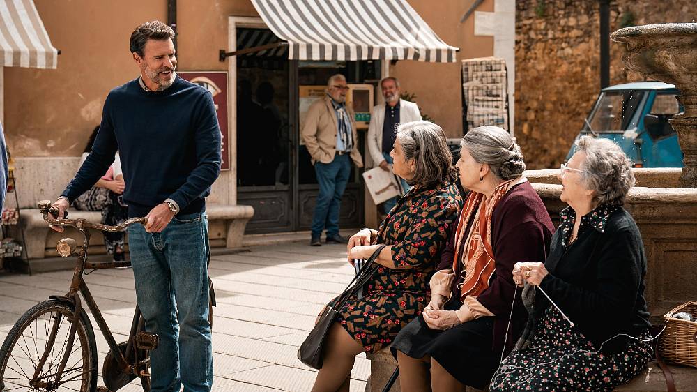 Itálie hraje v tomto filmu významnou roli, její malebné krajiny a městské scenérie tvoří krásné pozadí pro příběh. Film je plný vizuálně okouzlujících scén, které zvyšují emocionální náboj příběhu.