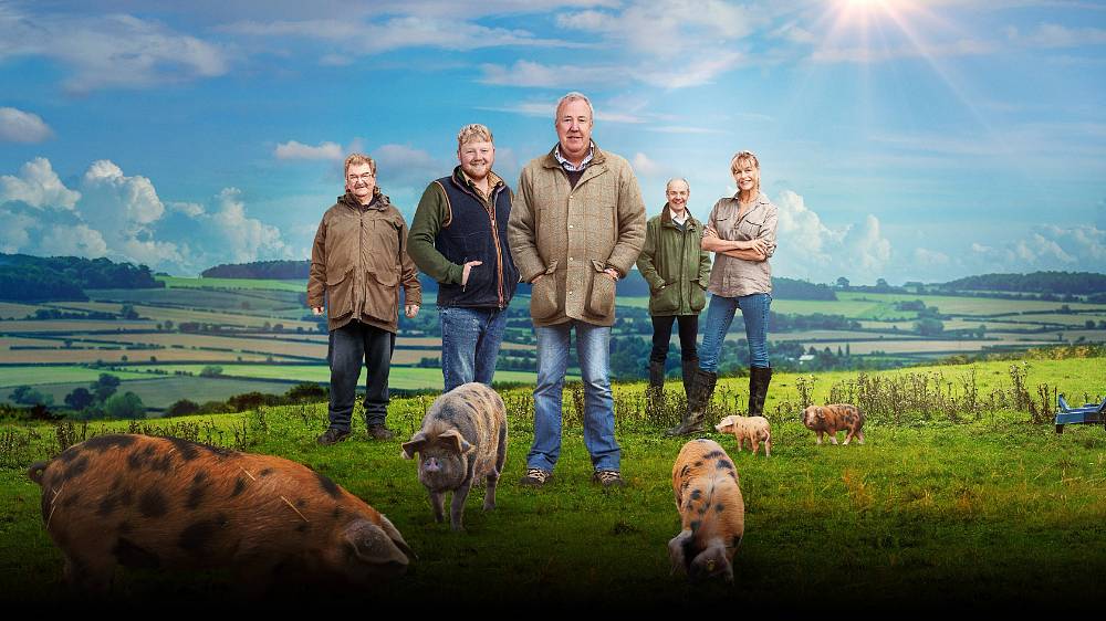 Reality, Komedie. Intenzivní, namáhavý a často veselý rok v životě nejnepravděpodobnějšího britského farmáře Jeremyho Clarksona. Připojte se k Jeremymu a jeho partě zemědělských spolupracovníků, kteří čelí nepřízni počasí, neposlušným zvířatům, nereagujícím plodinám a nečekané pandemii. Toto je Jeremy Clarkson, jak jste ho ještě neviděli.