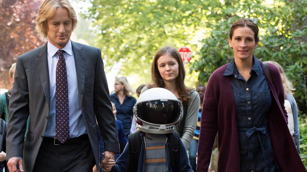 Drama, Rodinný. Film založený na knižním bestselleru Wonder vypráví inspirující a dojemný příběh Augusta Pullmana. Narozen s obličejovou vadou, která mu až do teď bránila k navštěvování běžné základní školy, Auggie se stane tím nejméně pravděpodobným hrdinou, když nastoupí do páté třídy místní školy. Jak se jeho rodina, noví spolužáci a velká komunita lidí snaží nalézt soucit a přijetí, Auggieho neobyčejná cesta je všechny svede dohromady a on sám dokáže, že nemůžete jen tak zapadnout, když jste se narodili, abyste vynikli.

