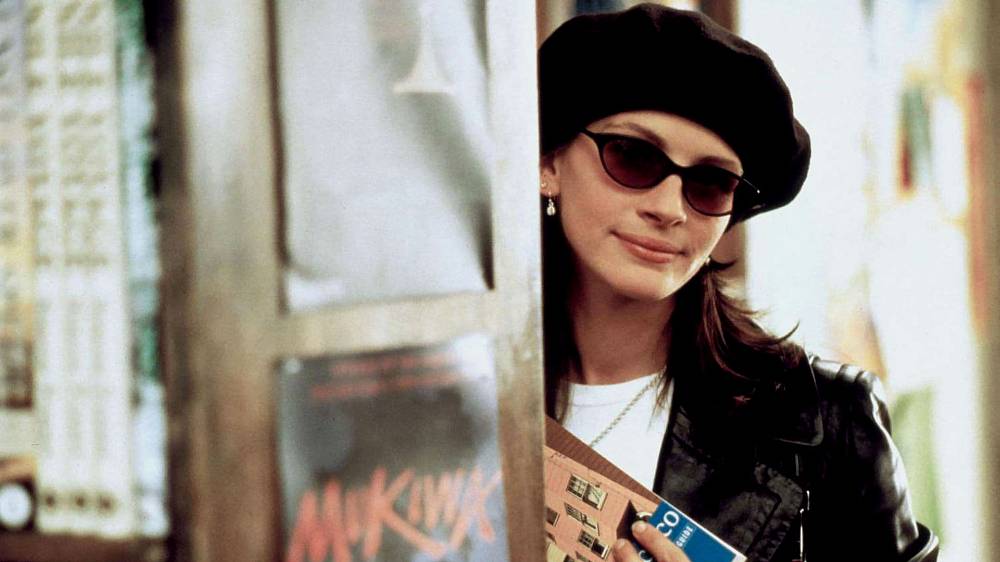 Romantický, Komedie. Zatímco ona je slavná hollywoodská hvězda a celý svět jí leží u nohou, on má malou prodejnu knih v malebné londýnské čtvrti. Anna Scottová, herečka, která do Anglie přijela na premiéru svého nového filmu, zajde do krámku nesmělého Williama zcela náhodou. Z oboustranného zájmu však začne klíčit vztah, který nutně musí projít zatěžkávací zkouškou. Ale někdy i dva lidé ze zcela odlišných světů mohou najít společnou cestu životem.