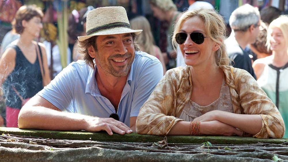 Drama, Romantický. Liz Gilbert (Julia Roberts), hrdinka snímku Jíst, meditovat, milovat, je moderní žena, která se vydává poznávat a obdivovat krásy světa a současně se pokouší znovu najít a probudit své pravé já. Poté, co jí životní jistoty a priority zcela rozvrátí rozvod, si Gilbert vezme v zaměstnání roční dovolenou a naprosto v rozporu se svými zásadami se rozhodne riskovat vše pro to, aby změnila svůj život. Během svých exotických a pozoruhodných cest poznává v Itálii prosté potěšení z dobrého jídla, v Indii sílu modliteb a meditací, a konečně na Bali najde zcela nečekaným způsobem pokoj v duši a rovnováhu lásky. Snímek Jíst, meditovat, milovat je natočen na motivy skutečného a pozoruhodného příběhu a dokazuje, že existuje více způsobů, jak si užívat a poznat svět.
