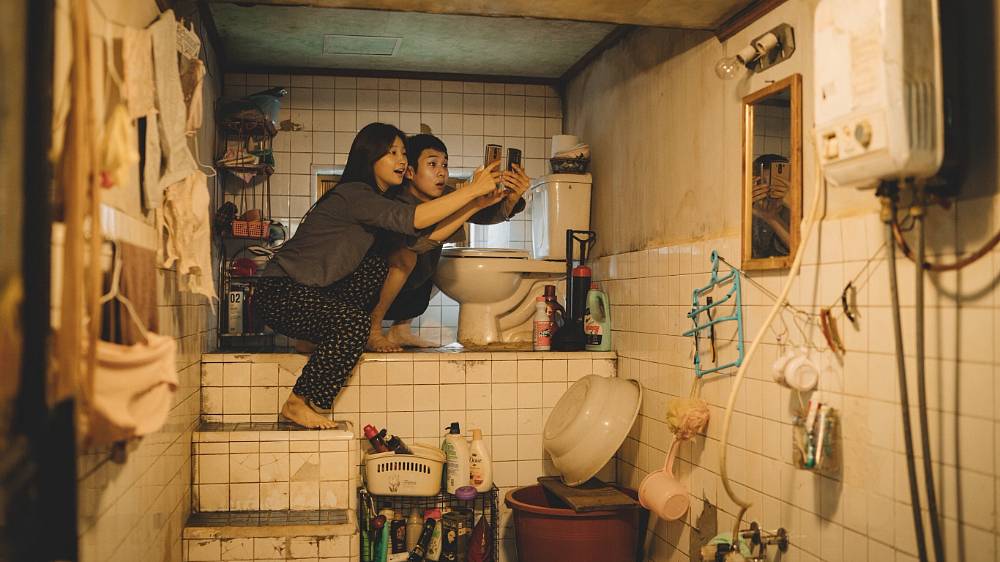 V interview pro korejský magazín Cine21 se režisér Bong rozpovídal o své zkušenosti natáčení v hypermoderním korejském domě. Mimo jiné uvedl, že při vracení vypůjčeného moderního high-tech odpadkového koše se mu doslova třásly ruce, jelikož rekvizita měla hodnotu dvou a půl tisíce amerických dolarů. 