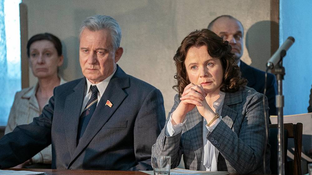 Scenárista (Craig Mazin) ve svém podcastu přiznal, že k napsání fiktivní postavy běloruské jaderné fyzičky Uljany Chomjukové (Emily Watson) jej motivovalo vysoké zastoupení žen v pozicích vědkyň a lékařek. Ty považuje za znak emancipace Sovětského svazu, aniž by ale vzal v úvahu demografické aspekty druhé světové války nebo skutečnost, že polovina národa seděla v gulazích.