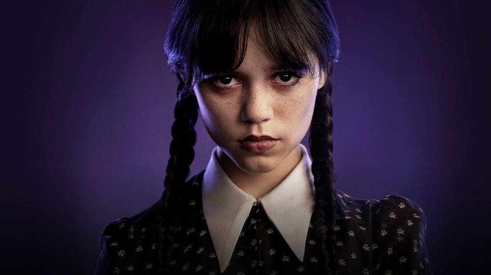 Sci-Fi & Fantasy, Mysteriózní, Komedie. Na Nevermore Academy nastupuje mladá Wednesday Addams, jež se snaží ovládnout své nově objevené nadpřirozené schopnosti a vyřešit 25 let starou záhadu týkající se jejích rodičů.