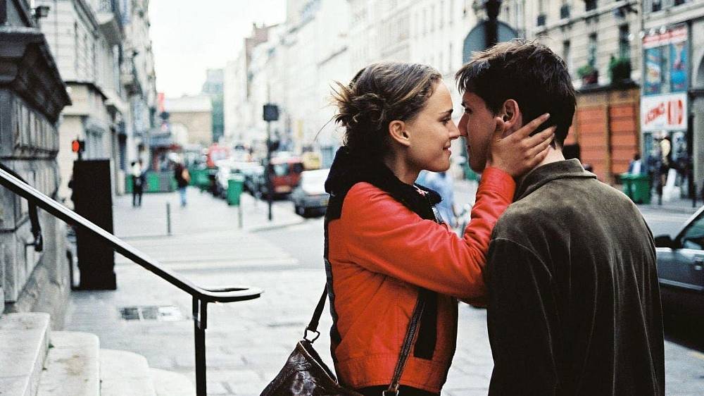 Drama, Romantický. V „Paříži, miluji tě“ se sešli světoznámí režiséři, mezi něž patří bratři Coenovi, Gus Van Sant, Alfonso Cuarón, Gurinder Chadha, Wes Craven, Walter Salles, Alexander Payne a Olivier Assayas, aby společně ukázali Paříž způsobem, jaký tu ještě nebyl. Natočen lidmi stejně kosmopolitními jako město samo. Americký turista vidí rasové napětí a paranoidní vize města. Mladá emigrantka pracuje v buržoazním prostředí. Americká hvězdička natáčí film. Muž neví, zda být s manželkou nebo milenkou. Mladík pracuje v tiskárně a touží po jiném muži. Otec se pere se vztahem ke své dceři. Pár se snaží okořenit svůj sexuální život. To je jen pár zážitků, které tvoří „Paříži, miluji tě“...