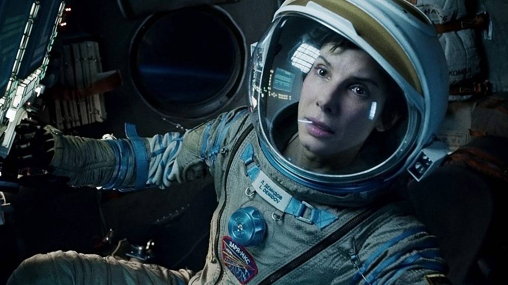 Vědeckofantastický, Thriller, Drama. Sandra Bullock ve filmu hraje doktorku Ryan Stone, skvělou lékařku – inženýrku na její první vesmírné misi. George Clooney ztvárnil vesmírného veterána Matta Kowalskyho, který velí svému poslednímu letu před odchodem do důchodu. Jenže během zdánlivě rutinní výpravy do kosmu dojde ke katastrofě. Loď je zničená a Stone a Kowalsky zůstanou ve vesmíru sami, odkázáni jeden na druhého a směřujíc dál do temného vesmíru. Hluboké ticho dává oběma jasně najevo, že ztratili jakékoli spojení se Zemí... a tím i jakoukoli šanci na záchranu. Strach se pomalu mění v paniku, zejména když si oba uvědomí, jak málo kyslíku jim zbývá. Přitom paradoxně jediný možný způsob návratu je pokračování v cestě do hlubokého vesmíru.