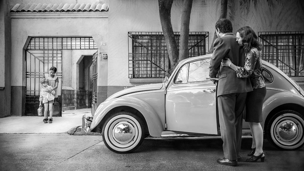 Drama. Zatím nejosobnější projekt oscarového režiséra a scenáristy Alfonsa Cuaróna (Gravitace, Potomci lidí, Mexická jízda), film Roma, sleduje dívku Cleo (Yalitza Aparicio), která pracuje v domácnosti středostavovské rodiny ve čtvrti Roma v Mexico City. Jako v propracovaném psaníčku ženám, které ho vychovaly, vzpomíná Cuarón na vlastní dětství a vytváří živý a procítěný portrét domácích konfliktů a společenské hierarchie v politickém chaosu 70. let.