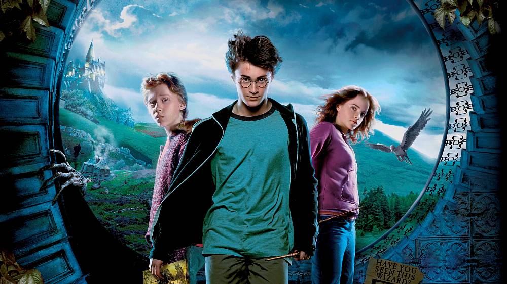Dobrodružný, Fantasy. Nyní už dospívající Harry, Ron a Hermiona nastupují do třetího ročníku v Bradavicích, kde jsou nuceni stanout tváří v tvář uprchlému vězni jménem Sirius Black, který pro Harryho představuje velkou hrozbu. Mezitím se Harry a jeho přátelé ve škole učí, jak ovládat magického hipogryfa – napůl koně a napůl orla, zaženou bubáky, kteří dokáží měnit tvar, a zdokonalují se v jasnovidectví. Navštíví také čarodějnickou vesnici Prasinky a Chroptící chýši, považovanou za nejstrašidelnější dům v celé Británii. Aby toho nebylo málo, Harry se musí vypořádat s mozkomory, kteří lidem vysávají duši, přelstít nebezpečného vlkodlaka a nakonec se vyrovnat s pravdou o Siriu Blackovi a jeho vztahu k Harryho rodičům.