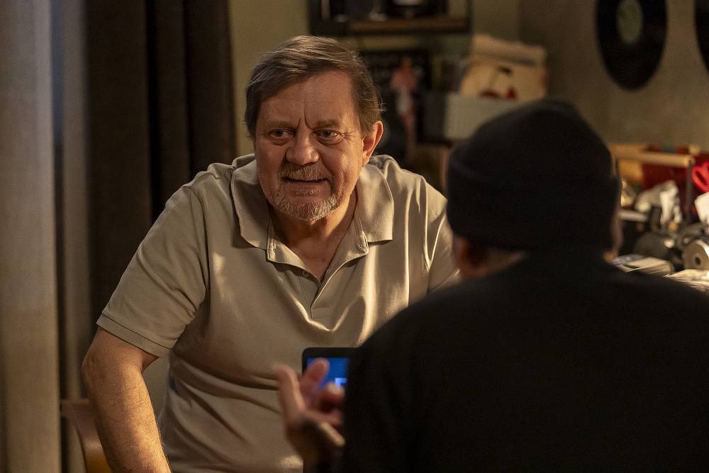 Jedna rodina: Dvě osamělá srdce se sladí, Karel si musí přiznat drsnou pravdu a Tereza jásá