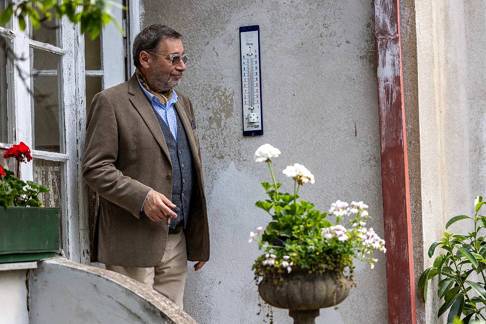 (4.5.) Tomáš Töpfer jako samolibí stárnoucí herec v komedii Kotrmelce pana herce