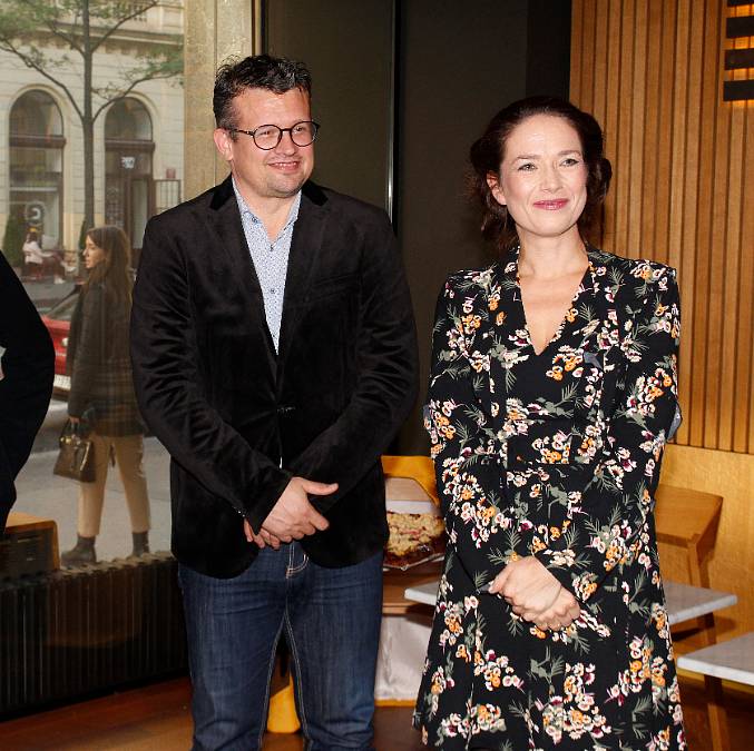 Tereza Kostková si na zahradu malebné vilky pořídila terasu ze dřeva a maringotku