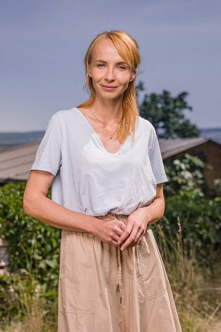 Křehká blondýnka má většinou role pěkných potvor. V novém seriálu Vraždy v kraji je Jana Plodková kaplankou