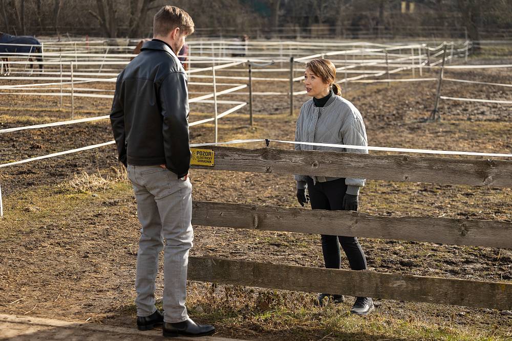 Jedna rodina: Ester skončila zamčená v koupelně, ukrytá ve vaně.  Filip pochopil, že je zranitelnější, než vypadá