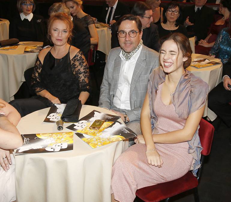 O tom, jak je těžké nezkusit být hercem, když má člověk v rodokmenu jména jako Hlaváčová a Munzar, něco ví Anna Dvořáková