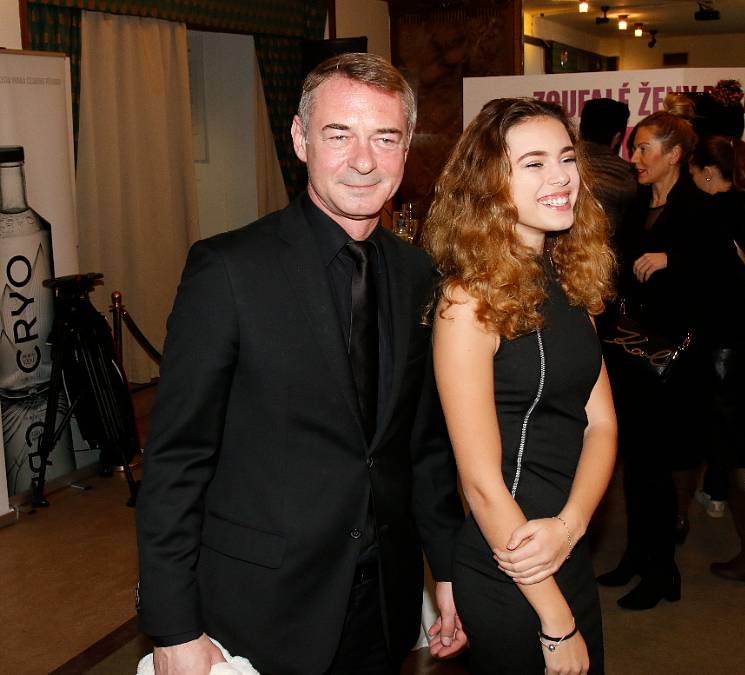 O tom, jak je těžké nezkusit být hercem, když má člověk v rodokmenu jména jako Hlaváčová a Munzar, něco ví Anna Dvořáková