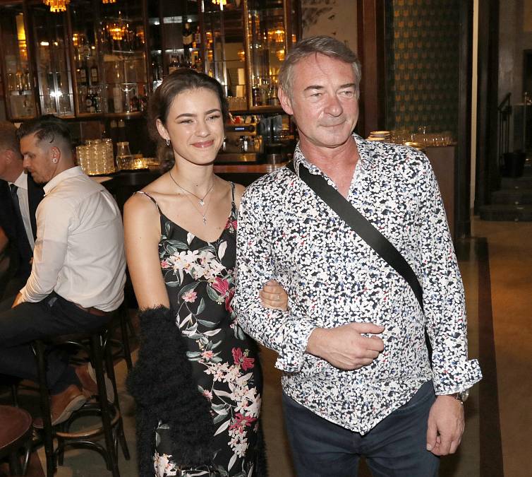 O tom, jak je těžké nezkusit být hercem, když má člověk v rodokmenu jména jako Hlaváčová a Munzar, něco ví Anna Dvořáková