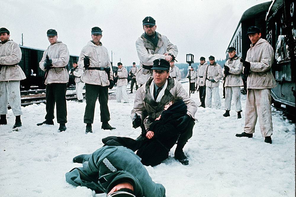 Orel přistál: Válečný film u diváků uspěl, ale scenárista i hlavní hrdina pomluvili režiséra, který točil jen pro peníze