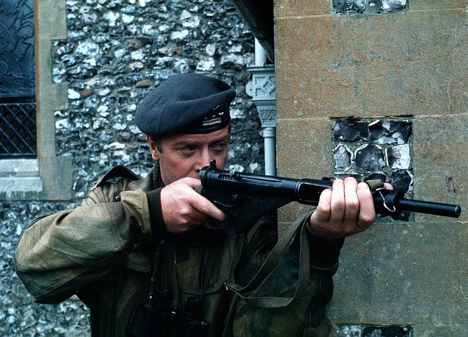 Orel přistál: Válečný film u diváků uspěl, ale scenárista i hlavní hrdina pomluvili režiséra, který točil jen pro peníze