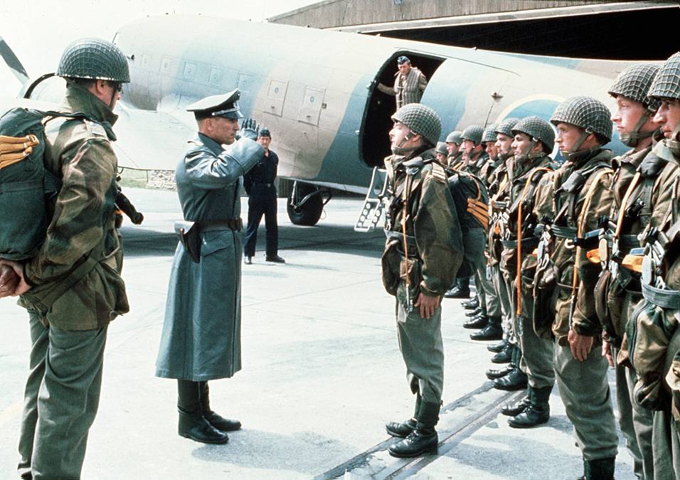 Orel přistál: Válečný film u diváků uspěl, ale scenárista i hlavní hrdina pomluvili režiséra, který točil jen pro peníze
