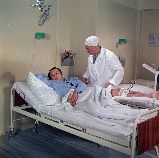 Česká televize oprášila Nemocnici na kraji města. Vzpomínáte si na laskavého doktora Sovu?