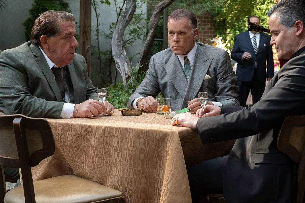 (4.6.) Všichni svatí mafie: Nahlédnutím do neúprosných zákonů podsvětí potěší prequel legendárního seriálu Rodina Sopránů