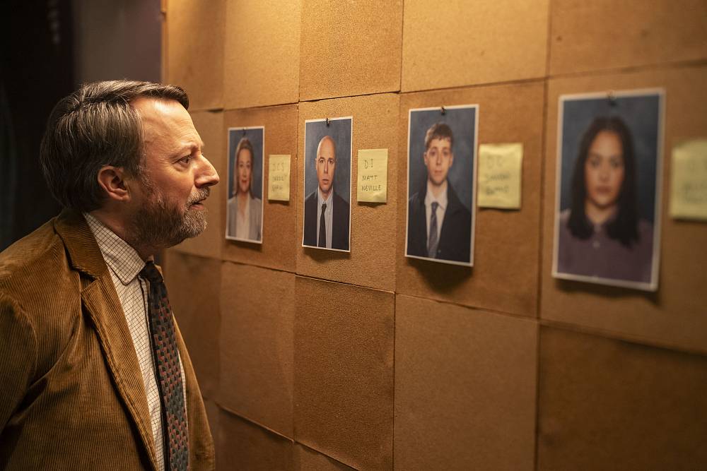 Z dílny BBC přichází tato pecka – oceňovaný britský kriminální seriál s komediálním nábojem Ludwig: Šifra zločinu
