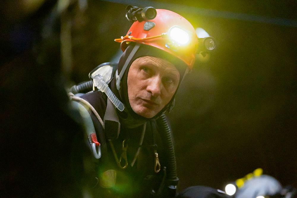 Třináct životů: Viggo Mortensen a Collin Farrell v dechberoucím příběhu o záchraně chlapeckého fotbalového týmu ze zatopené jeskyně