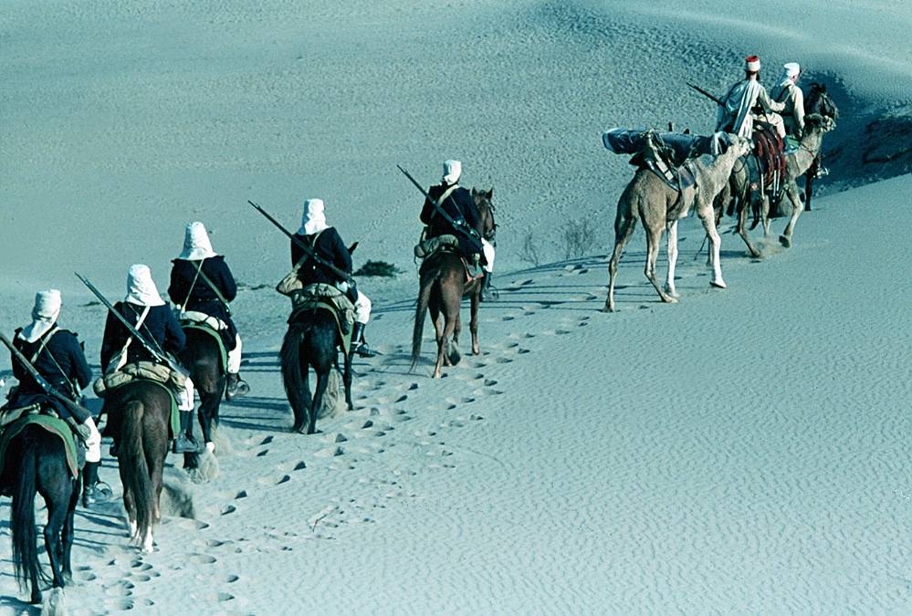 Pochoduj nebo zemři: Gene Hackman a Terenc Hill ve filmu, kvůli kterému letadla přepravovala tuny písku z Maroka do USA