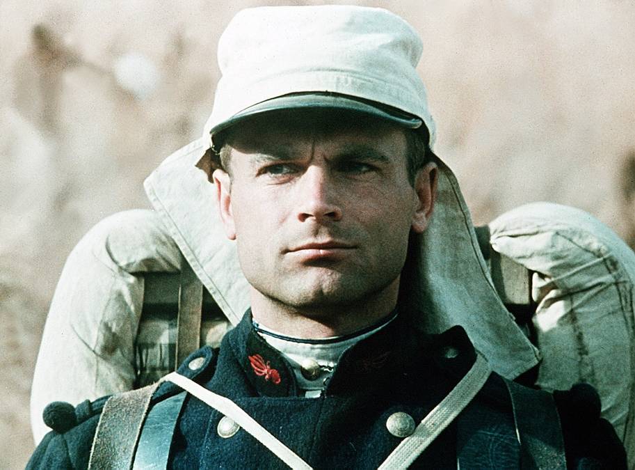 Pochoduj nebo zemři: Gene Hackman a Terenc Hill ve filmu, kvůli kterému letadla přepravovala tuny písku z Maroka do USA