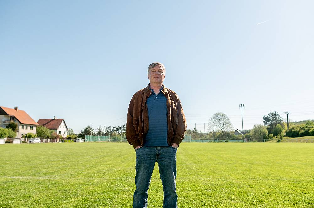Láska, fotbal a šikmé zábradlí: Ondřej Sokol v novém filmu Petra Kolečka