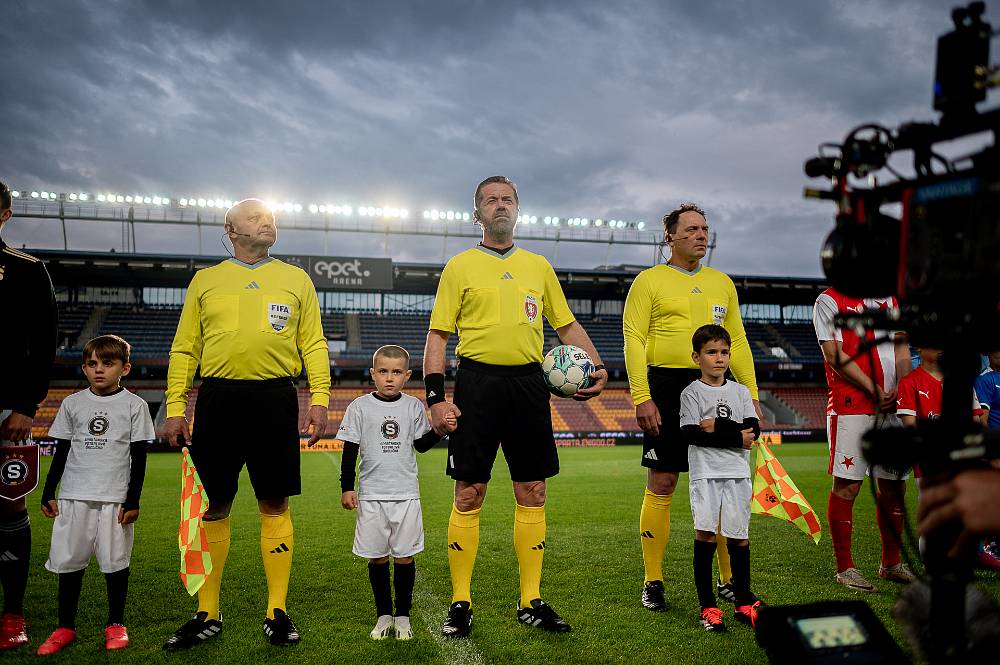 Láska, fotbal a šikmé zábradlí: Ondřej Sokol v novém filmu Petra Kolečka