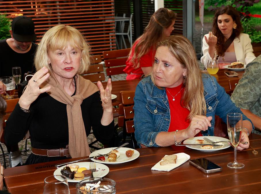 Drbárna ze Strání – Kamarádi: David má podezření. Co se to děje mezi Adamem a Nikolou?