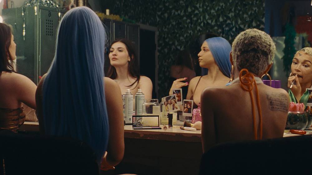 Takovou romantiku nikdo nenatočil od dob Pretty Woman. Anora se zkrátka povedla, i když není pohádková
