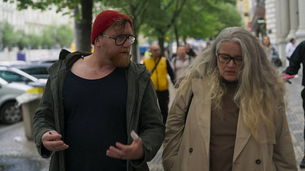 Pár rostlin konopí na mast může přijít nadšené či zoufalé pěstitele draho – o tom je nový dokumentární film Smoke
