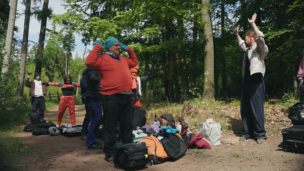 Farma Česko: Husa je nebezpečná, má strašné zuby a v kamnech se ohniště založí v troubě. Košilatá letní zábava začíná