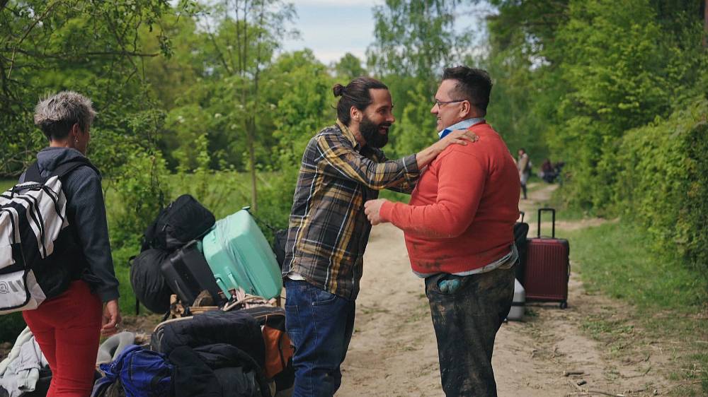 Farma Česko: Husa je nebezpečná, má strašné zuby a v kamnech se ohniště založí v troubě. Košilatá letní zábava začíná