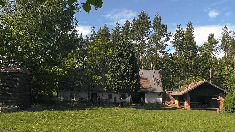 Farma Česko: Husa je nebezpečná, má strašné zuby a v kamnech se ohniště založí v troubě. Košilatá letní zábava začíná