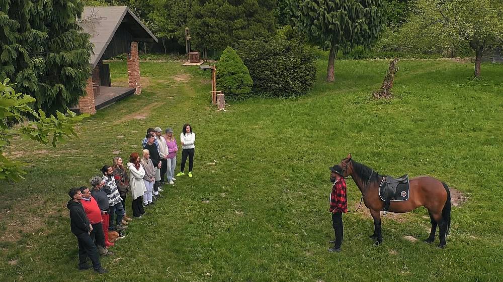 Farma Česko: Husa je nebezpečná, má strašné zuby a v kamnech se ohniště založí v troubě. Košilatá letní zábava začíná