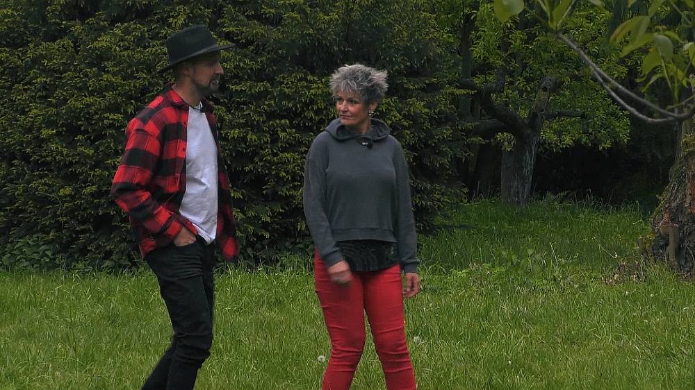 Farma Česko: Husa je nebezpečná, má strašné zuby a v kamnech se ohniště založí v troubě. Košilatá letní zábava začíná